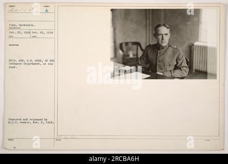 Brigg. Gen. G.W. Burr vom Ordnance Department ist an seinem Schreibtisch auf diesem Foto zu sehen, das am 25. Oktober 1918 aufgenommen wurde. Das Bild wurde zensiert und am 2. November 1918 vom M.I.D.-Zensor veröffentlicht. Dieses Foto ist im ABSCHNITT „NOTIZEN“ mit „XR4006“ gekennzeichnet. Stockfoto