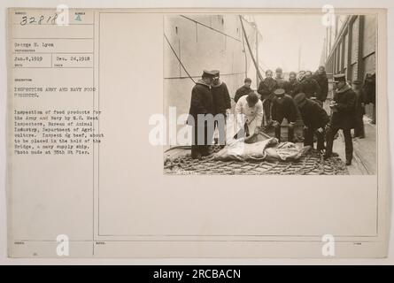 US-Fleischinspektoren vom Bureau of Animal Industry, Department of Agriculture, inspizieren Rindfleisch, bevor es auf die Brücke, ein Versorgungsschiff der Marine, am 35. St. Pier verladen wird. Das Foto datiert vom 8. Januar 1919 und zeigt den Prozess der Inspektion von Lebensmitteln der Armee und der Marine während des Ersten Weltkriegs. Stockfoto