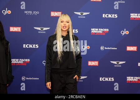 Berlin, Deutschland. 13. Juli 2023. Bonnie Strange kommt bei der Bunte New Faces Award Style Zeremonie im Prince Charles an. Zum 23. Mal wurden junge Talente verliehen. Kredit: Gerald Matzka/dpa/Alamy Live News Stockfoto