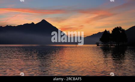 Bunte Abendhimmel über Mt Niesen und Thunersee Stockfoto