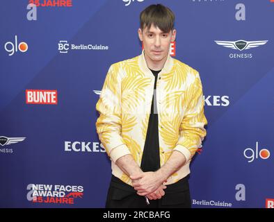 Berlin, Deutschland. 13. Juli 2023. Kilian Kerner kommt zur Bunte New Faces Award Style Zeremonie im Prince Charles. Zum 23. Mal wurden junge Talente verliehen. Kredit: Gerald Matzka/dpa/Alamy Live News Stockfoto