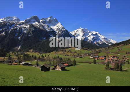 Dorf Gsteig in der Nähe von Gstaad und schneebedeckten Bergen Stockfoto