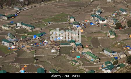 Häuser und Felder im Sherpa-Dorf Khumjung. Traurige Szene nach den Erdbeben im Frühjahr 2015 Stockfoto