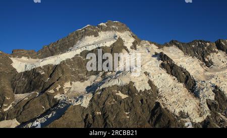 Sommerszene in den südlichen Alpen, Neuseeland. Mt Brunner und Gletscher. Tuckett und Frind-Gletscher Stockfoto