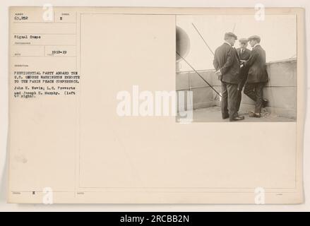 Präsidentenpartei an Bord der USA George Washington auf dem Weg zur Pariser Friedenskonferenz 1918-1919. Von links nach rechts sehen Sie John H. Nevin, L.C. Proverts und Joseph H. Murphy. Dieses Foto wurde von einem Fotografen des Signalkorps aufgenommen, und die Beschreibung stammt von den 188UED-Symbolen. In den Notizen ist die Referenznummer 9963258 angegeben. Stockfoto