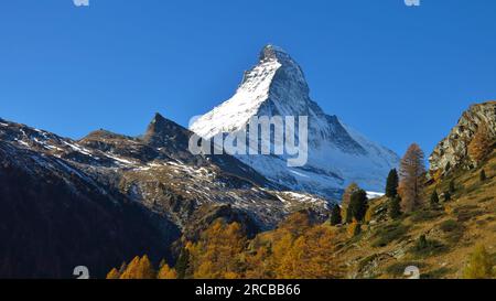 Majestätisches Matterhorn nach Schneefall im Herbst Stockfoto