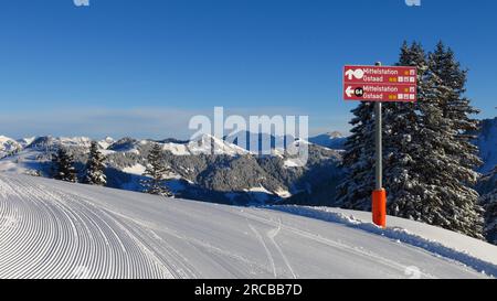 Schild auf dem Gipfel des Berges Wispile, Skigebiet in Gstaad Stockfoto