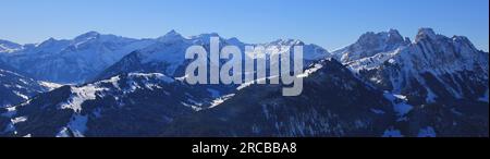 Atemberaubender Blick vom Berg Rellerli, Schweiz. Oldenhorn und andere Peaks. Winterlandschaft Stockfoto