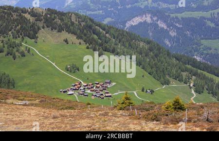 Blick auf das Dorf Obermutten. Frühsommer in den Schweizer Alpen Stockfoto