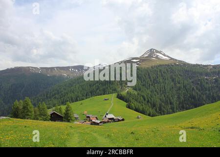 Idyllisches Dorf Obermutten im Frühsommer und Muttener Horn, Berg in der Schweiz Stockfoto