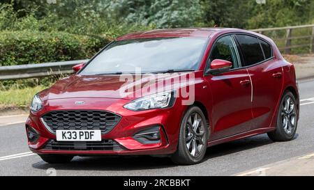 Milton Keynes, UK - Juli 13. 2023: 2019 Red FORD FOCUS Auto fährt auf einer englischen Straße Stockfoto