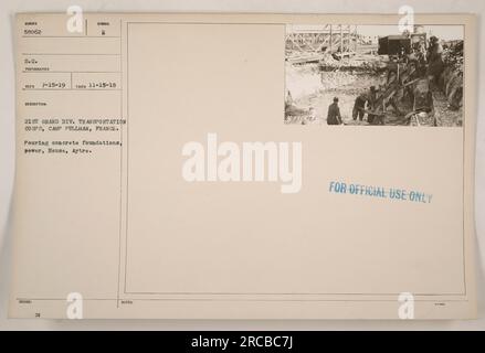 Arbeiter, die Beton gießen, um das Fundament des Power House in Aytre in Frankreich zu bauen. Dieses Foto wurde als Teil der Dokumentation der Aktivitäten des 21. Transportkorps der Grand Division in Camp Pullman im Ersten Weltkrieg aufgenommen. Stockfoto