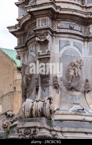 Der Obelisk der Unbefleckten Empfängnis oder Guglia dell'Immacolata ist ein barocker Obelisk in Neapel auf der Piazza del Gesu Nuovo. Stockfoto