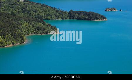 Türkisfarbenes Wasser eines Fjords in den Marlborough Sounds Stockfoto