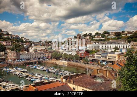 GB - DEVON: Torquay Hafen und Stadt mit der Kirche St. John der Apostel Stockfoto