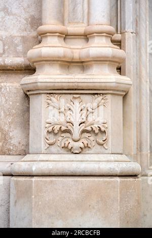 Architektonische Details aus der Kathedrale von Neapel oder der Kathedrale der Marienhimmelfahrt, Neapel, Italien Stockfoto