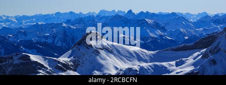 Bergketten der Schweizer und Österreichischen Alpen von Chaserrugg aus gesehen Stockfoto