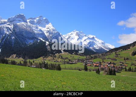 Dorf Gsteig in der Nähe von Gstaad und schneebedeckte Berge Stockfoto