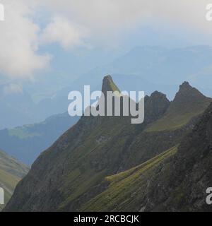 Trüber Sommermorgen in den Schweizer Alpen Stockfoto