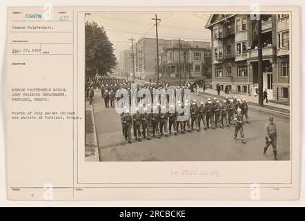 Soldaten der Benson Polytechnic School Army Training Einheit nehmen an einer Parade zum 4. Juli in Portland, Oregon, Teil. Das Foto wurde am 27. Juli 1919 aufgenommen. Dieses Bild ist Teil einer Sammlung mit dem Titel „Fotos der amerikanischen Militäraktivitäten während des Ersten Weltkriegs“. Stockfoto