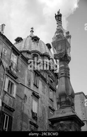 Der Obelisk San Gennaro und die Kuppel der Kapelle San Gennaro im historischen Zentrum von Neapel, Kampanien, Italien. Stockfoto
