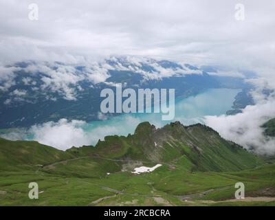 Brienzersee an einem regnerischen Sommertag. Blick vom Mount Brienzer Rothorn Stockfoto