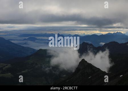 Sonnenaufgangsszene vom Mount Brienzer Rothorn aus gesehen. Blick auf Stanserhorn und Luzern. Nebel hebt sich langsam nach einer regnerischen Nacht Stockfoto