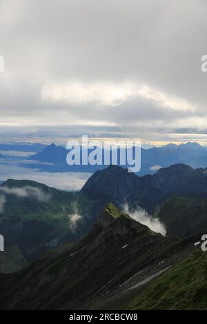 Sonnenaufgangsszene vom Mount Brienzer Rothorn aus gesehen. Blick auf Stanserhorn und Luzern. Nebel hebt sich langsam nach einer regnerischen Nacht Stockfoto