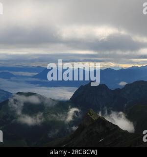 Sonnenaufgangsszene vom Mount Brienzer Rothorn aus gesehen. Blick auf Stanserhorn und Luzern. Nebel hebt sich langsam nach einer regnerischen Nacht Stockfoto