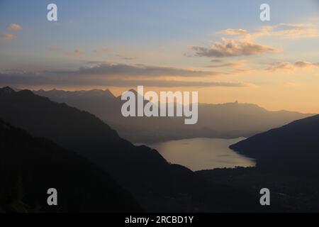 Goldener Abendhimmel über Thunersee und Bergketten Stockfoto