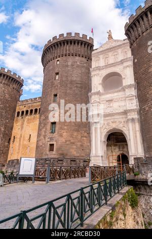 Castel Nuovo oder Maschio Angioino ist ein mittelalterliches Schloss vor der Piazza Municipio und dem Rathaus in Neapel, Kampanien, Italien. Stockfoto