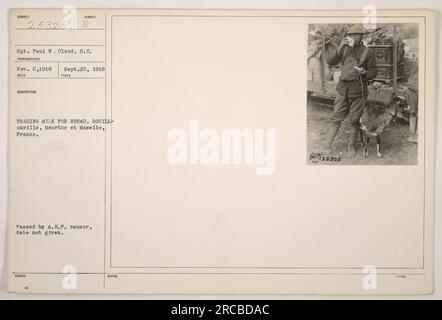 Amerikanische Soldaten im Ersten Weltkrieg, die an einem Lebensmittelaustausch teilnehmen. Sie werden in Bouilléville, Meurthe et Moselle, Frankreich, gesehen, wie sie Milch gegen Brot tauschen. Das Foto wurde an einem unbekannten Datum aufgenommen, und es wurde vom A.E.P. Zensor genehmigt. Stockfoto