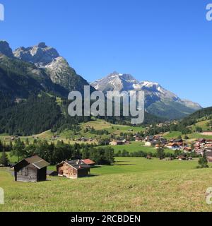 Dorf Gsteig in der Nähe von Gstaad im Sommer Stockfoto