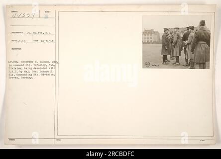 Oberstleutnant Courtney H. Hodges, 2., Kommandant der 6. Infanterie, 5. Division, wird mit dem Distinguished Service Cross (D.C.) von Major General Hanson E. Ely, Kommandant der 5. Division in Treves, Deutschland, geschmückt. Ein Foto von Lieutenant WM. Fox am 1. Januar 1919. (Lichtbildausweis: 111-SC-44527) Stockfoto