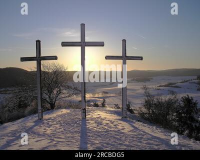 Im Winter überquert das 3. Kornbühl im Morgenlicht auf dem Kornbühl über dem Heufeld bei Salmendingen in der Schwäbischen Alb Stockfoto