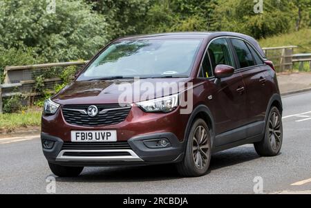 Milton Keynes, UK - Juli 13. 2023: 2019 roter VAUXHALL CROSSLAND-Wagen, der auf einer englischen Straße fährt Stockfoto