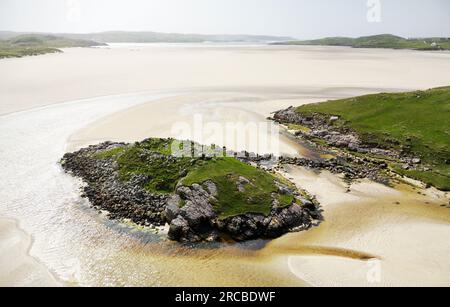 Dun Borranische prähistorische Eisenzeit Dun und Causeway auf der Gezeiteninsel Uig Sands alias Traigh Uuige, Uig Bay, Lewis, Äußere Hebriden. Nach Westen schauen Stockfoto