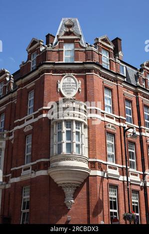 Ein auffallendes Orielfenster im ersten Stock des ehemaligen Birmingham and Midland Eye Hospital, heute Hotel du Vin, im Stadtzentrum von Birmingham. Stockfoto