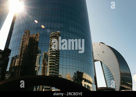 Baku, Aserbaidschan - 26. Juni 2023: Eine Aufnahme der atemberaubenden Szene am frühen Morgen, in der das Sonnenlicht zwischen zwei modernen Wolkenkratzern in Baku On fließt Stockfoto