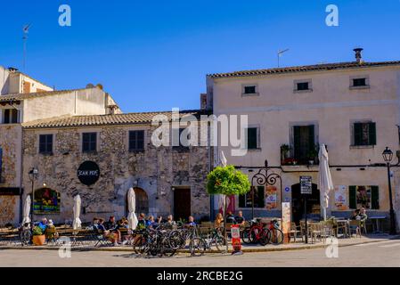 Straßencafés vor der Kirche, Santa Maria de Sineu, Sa Placa, Sineu, Mallorca, Balearen, Spanien Stockfoto