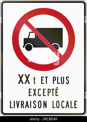 Kanadisches Verkehrszeichen: Keine LKWs. Der Text bedeutet: XX Tonnen und mehr – außer lokale Lieferung. Dieses Zeichen wird in Quebec verwendet. Stockfoto