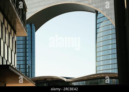 Baku, Aserbaidschan - 26. Juni 2023: Aus nächster Nähe sehen Sie die architektonischen Details des berühmten Crescent Hotels, das die moderne Architektur der Stadt symbolisiert Stockfoto