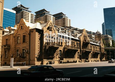 Baku, Aserbaidschan - 26. Juni 2023: Dieses dynamische Stadtbild spiegelt den Kontrast zwischen Bakus Old Street Hotel aus der Sowjetzeit und dem modernen Port Baku Nor wider Stockfoto