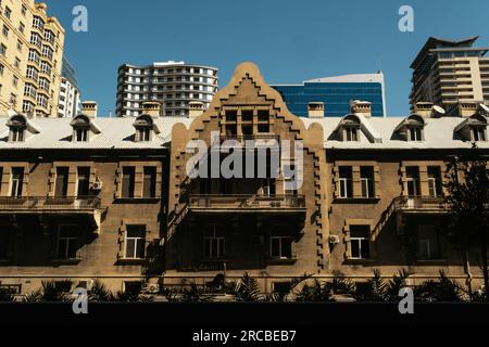 Baku, Aserbaidschan - 26. Juni 2023: Dieses dynamische Stadtbild spiegelt den Kontrast zwischen Bakus Old Street Hotel aus der Sowjetzeit und dem modernen Port Baku Nor wider Stockfoto