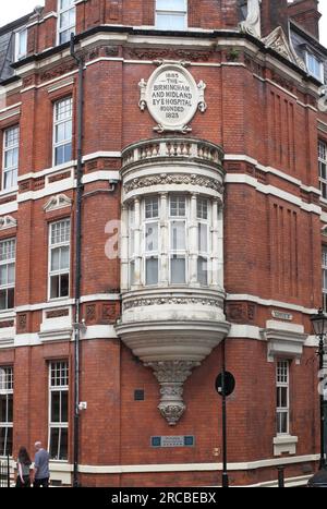 Ein auffallendes Orielfenster im ersten Stock des ehemaligen Birmingham and Midland Eye Hospital, heute Hotel du Vin, im Stadtzentrum von Birmingham. Stockfoto