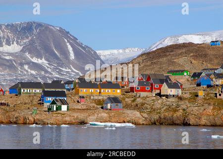 Farbige Holzhäuser, Ittoqortoormiit, Scoresbysund, Grönland Stockfoto