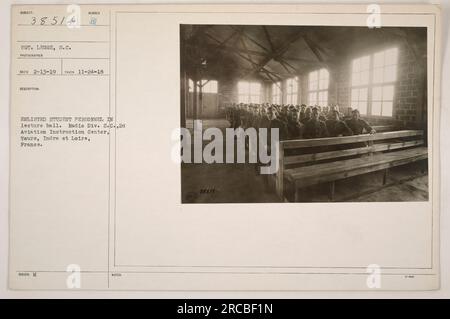 Schülerinnen und Studenten, die in einem Vorlesungssaal einen Vortrag halten. Das Foto wurde von Sergeant Legge, S.C. am 24. November 1918 aufgenommen. Die Soldaten gehören der Funkabteilung des 2. Fluginformationszentrums in Tours, Indre et Loire, Frankreich. Dieses Bild hat die Identifikationsnummer 38514. Stockfoto