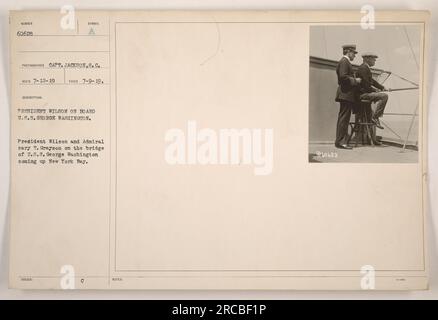 Präsident Wilson und Admiral Cary T. Grayson auf der Brücke der U.S.S. George Washington, auf dem Weg zur New York Bay. Das Foto wurde am 9. Juli 1919 von Captain Jackson aufgenommen. Stockfoto