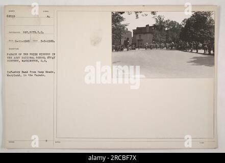 Die Parade zeigt die Preisträger des Army National School Essay Contest in Washington, D.C. Die fotografierte Infanterie-Band ist aus Camp Meade, Maryland. Das Foto wurde von SGT.HITZ.S.C. am 5. Mai 1920 aufgenommen und mit der Identifikationsnummer 68519 ausgestellt. Stockfoto