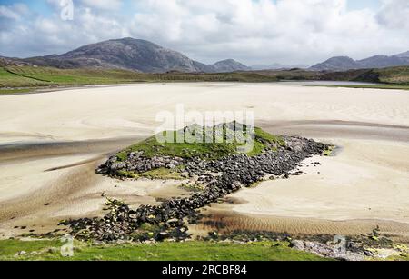 Dun Borranische prähistorische Eisenzeit Dun und Causeway auf der Gezeiteninsel Uig Sands alias Traigh Uuige, Uig Bay, Lewis, Äußere Hebriden. Ich Suche SW Stockfoto